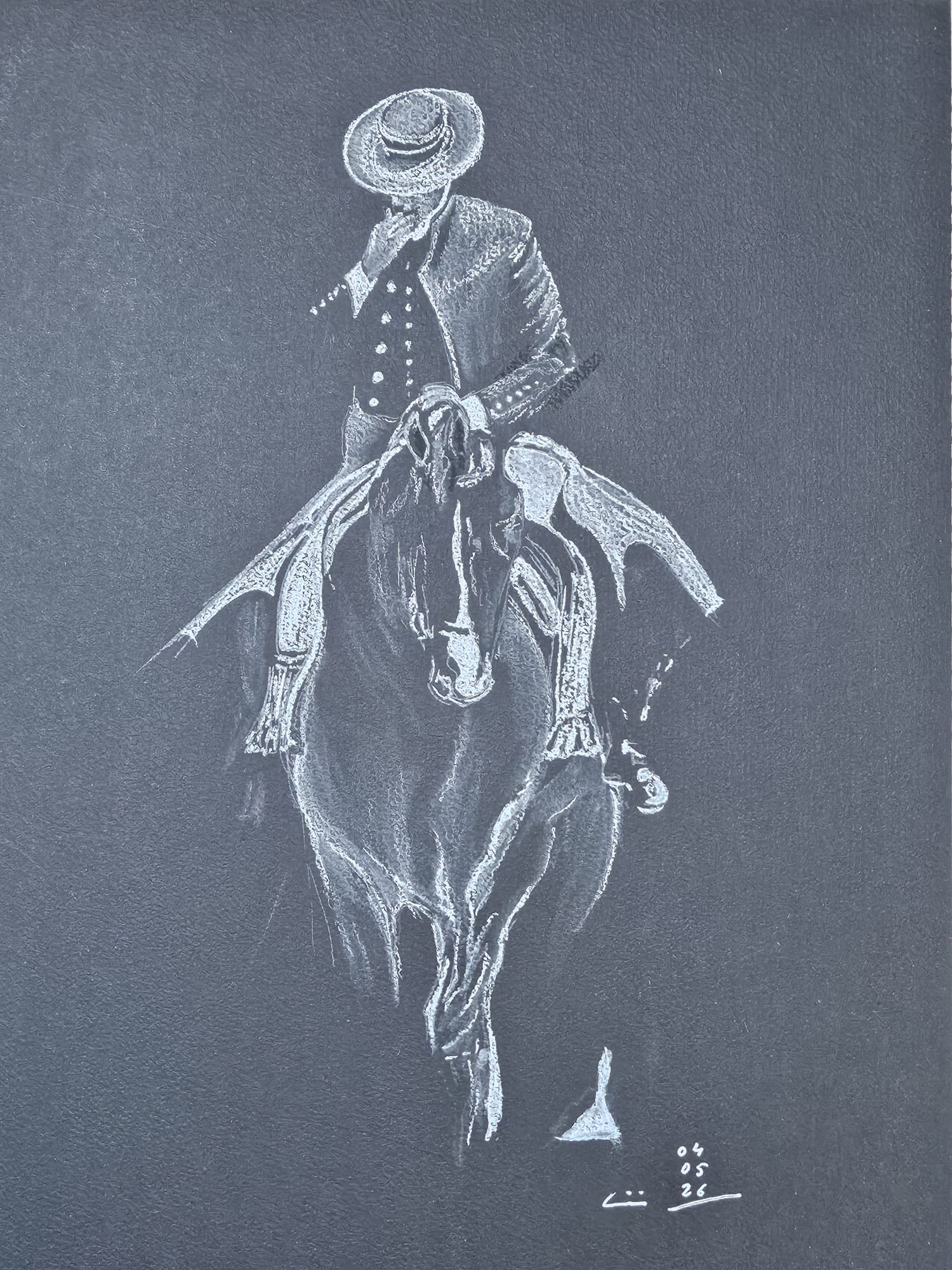 Jinete al paso, lápiz y pastel blanco sobre papel negro, 2026